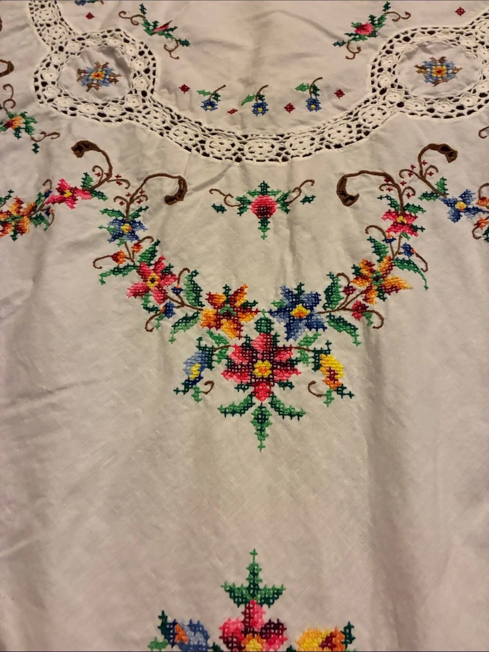 White Embroidered Floral Tablecloth - Multicolor Accents with 11 napkins